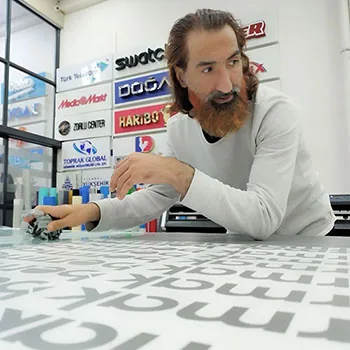 G-ON Studio araç giydirme ve tabela uygulaması