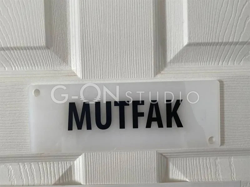 Beyaz Akrilik Mutfak Kapı İsimliği