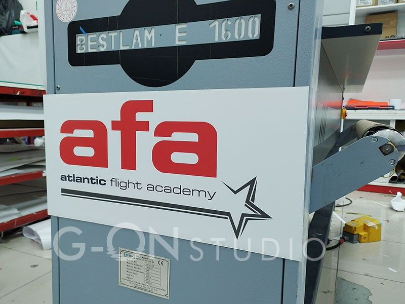 AFA logolu mıknatıs etiketin ekipman üzerine monte edilmiş hali