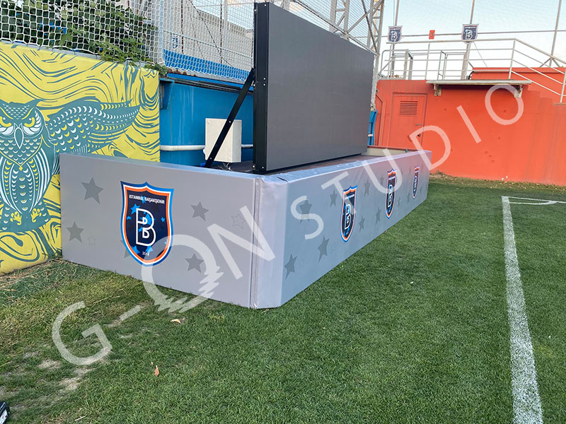 İstanbul Başakşehir FK saha kenarına monte edilmiş reklam panosu
