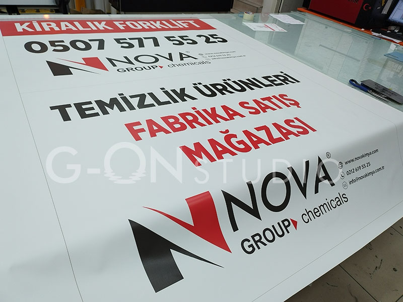 Nova Group Chemicals reklam brandası öncesi: dijital baskısı tamamlanmış, henüz dikilmemiş düz branda