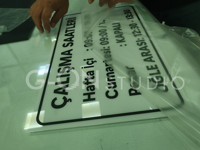 Çalışma saatleri bilgi tabelası uygulanmış vitrin görünümü