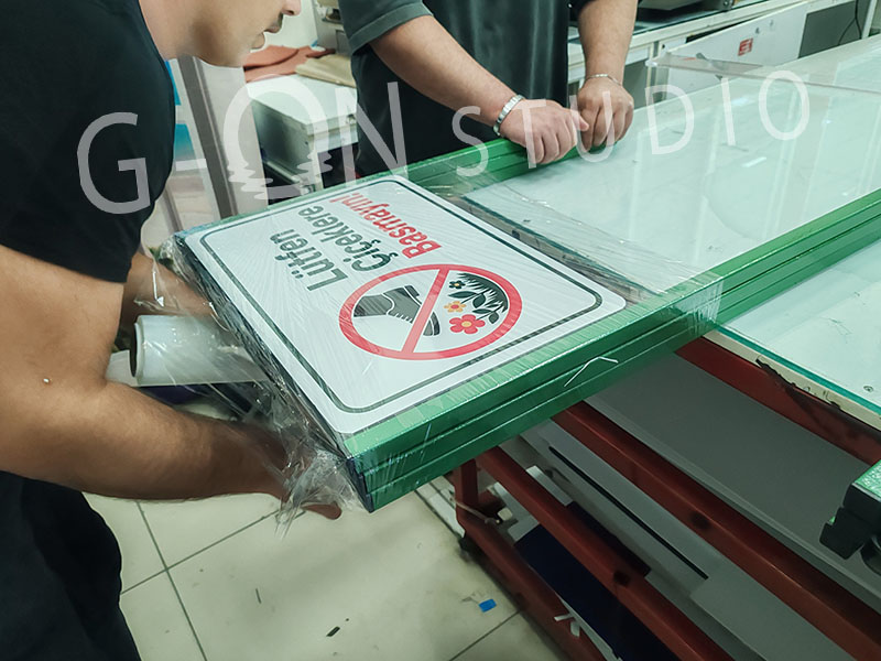 Lütfen Çiçeklere Basmayın uyarı levhaları sonrası: paketlenmiş, sevkiyata hazır toplu üretim