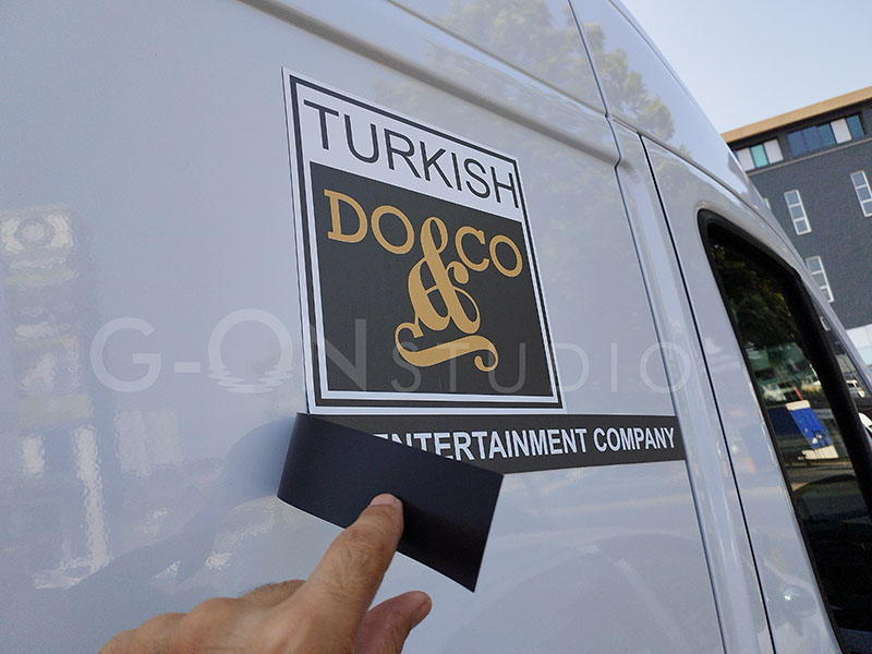 TURKISH DO&CO mıknatıs logosunun araç yüzeyine takılması