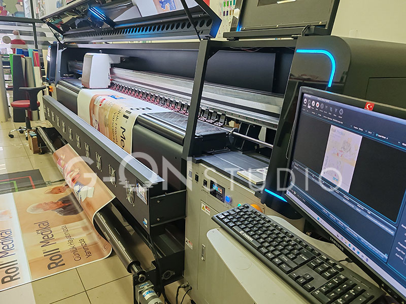 Roll Medikal eczane tavan panosu öncesi: baskının geniş format makineden çıkışı