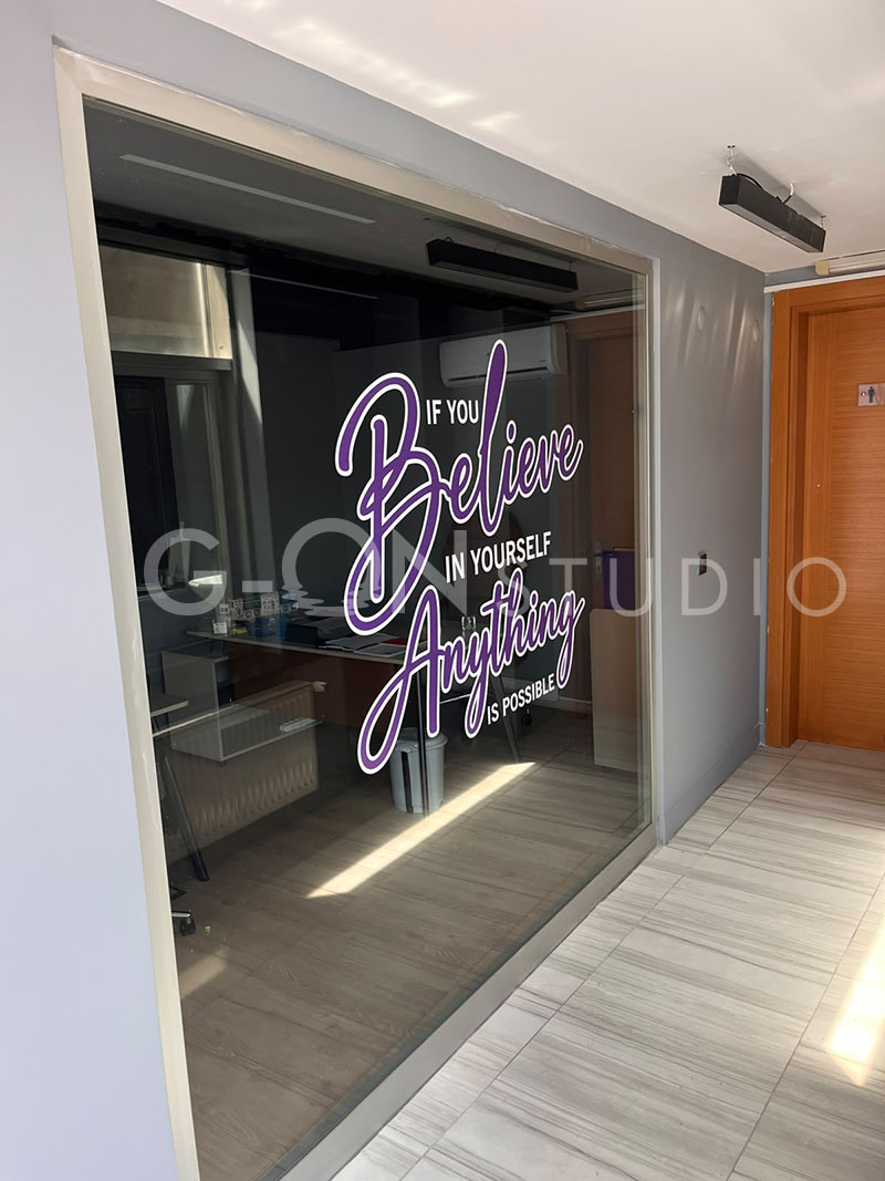 Ekinox İlaç Sağlık Kozmetik vitrin camına uygulanmış kesim folyo logo ve yazı