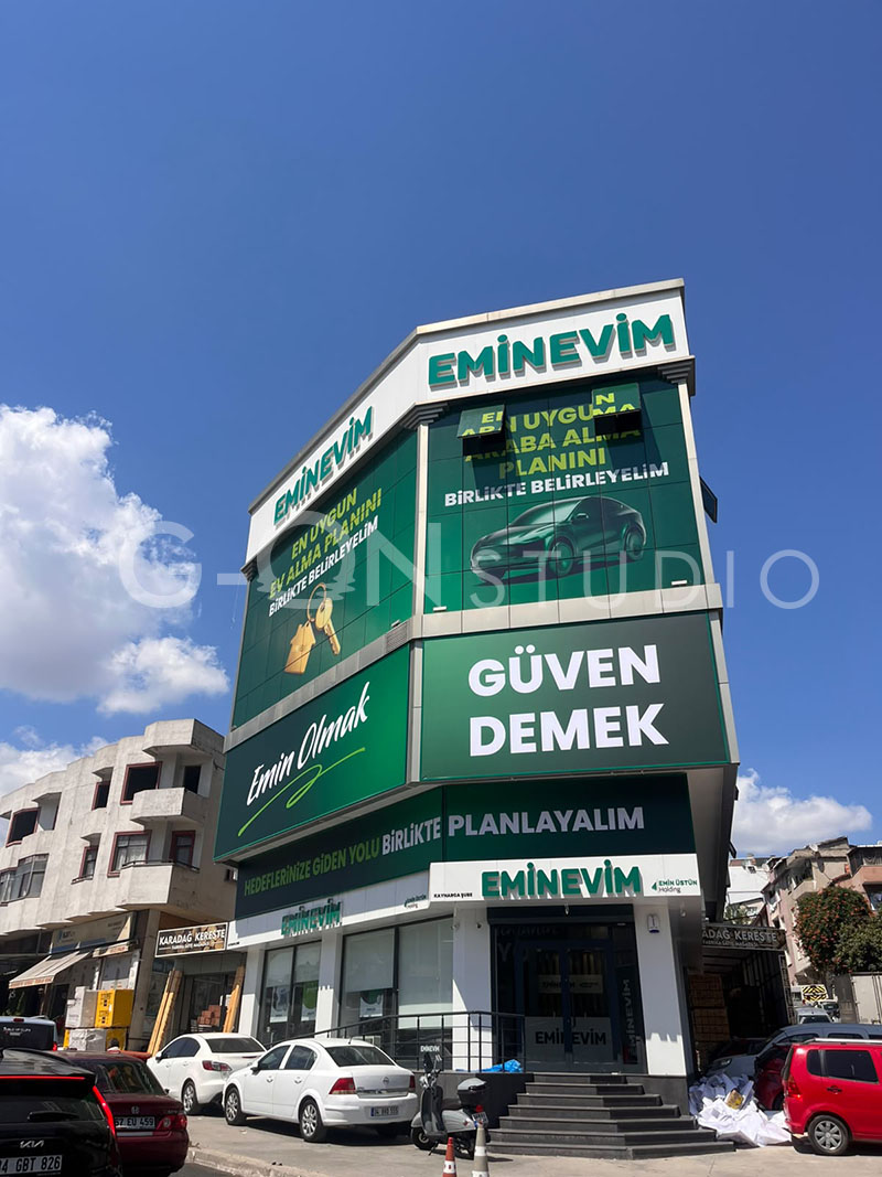 Emin Evim emlak ofisi cephesi sonrası: dijital baskılı folyo ile giydirilmiş kurumsal cephe