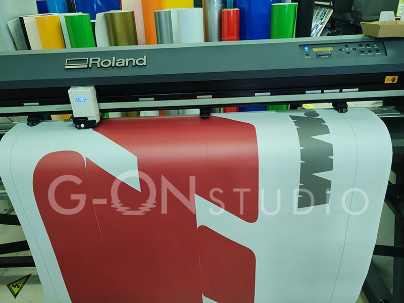 Hermes Lojistik kamyon logosunun Roland kesim plotterında folyodan kesilme aşaması