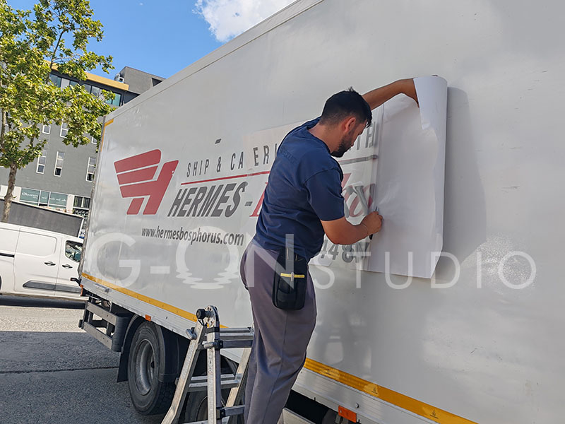 Hermes Lojistik kamyon kasasına uygulanmış kesim logo ve yazı