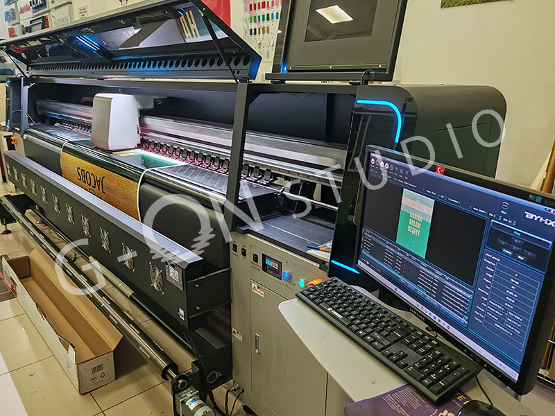 Jacobs marka aracı öncesi: HP Latex baskı makinesinde üretim aşaması