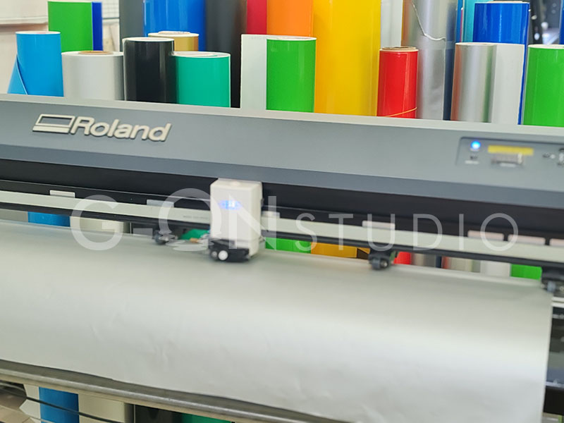 Loca için kumlama cam filminin Roland kesim plotterında hazırlanma aşaması