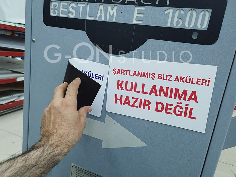 Çevrilebilir mıknatıs bilgilendirme etiketinin makine üzerinde kullanımı