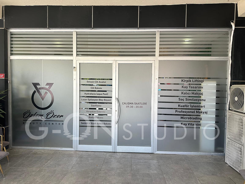 Özlem Özer Kuaför salon camına uygulanmış kumlama cam filmi ve logo