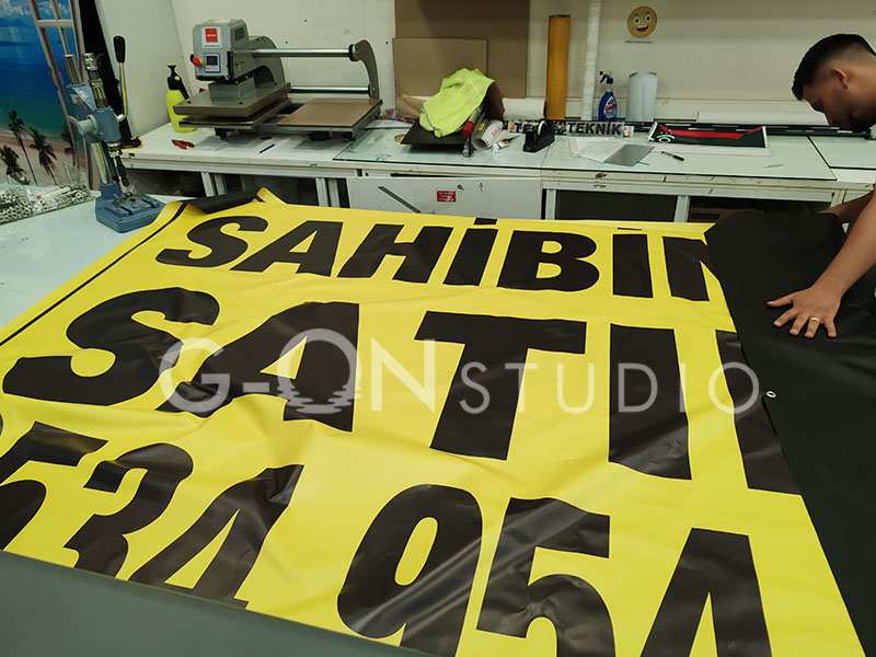 Sahibinden satılık afiş brandası sonrası: kenarları kesilip teslime hazır hale getirilmiş baskı