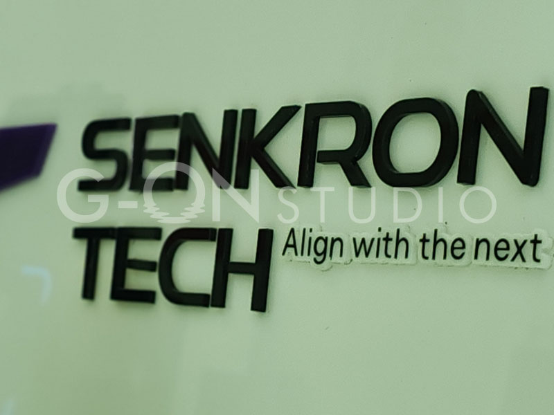 Senkron Tech için üretilen kabartma pleksi harflerin uygulama öncesi yakın çekimi