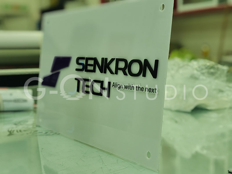 Senkron ofis kapısına uygulanmış kapı isimliği sonrası