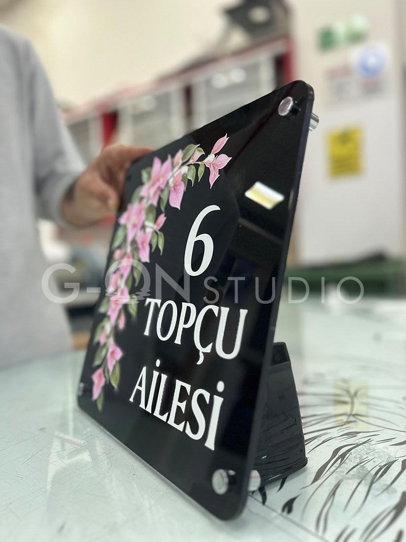 Topçu Ailesi kapısına uygulanmış kapı isimliği sonrası