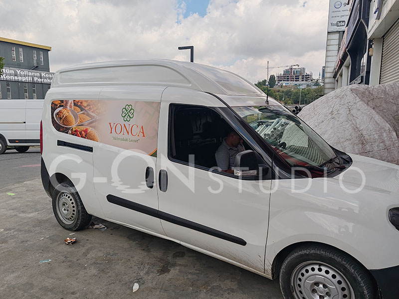 Yoncayemek dağıtım aracına uygulanmış kısmi araç giydirme sonrası