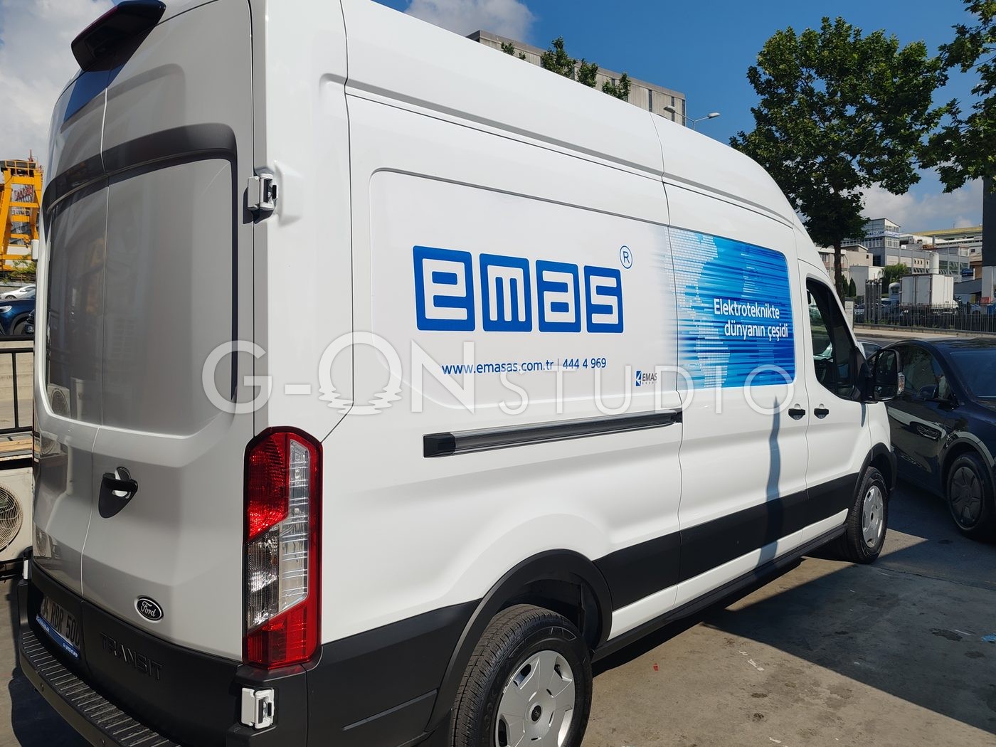 Araç giydirme sonrası: EMAS kurumsal giydirmeli servis aracı