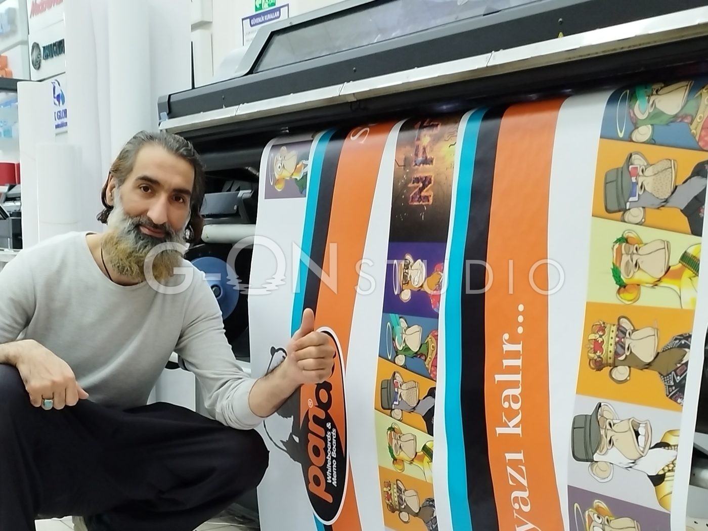 Araç giydirme öncesi: giydirme folyosunun baskı makinesinden çıkışı