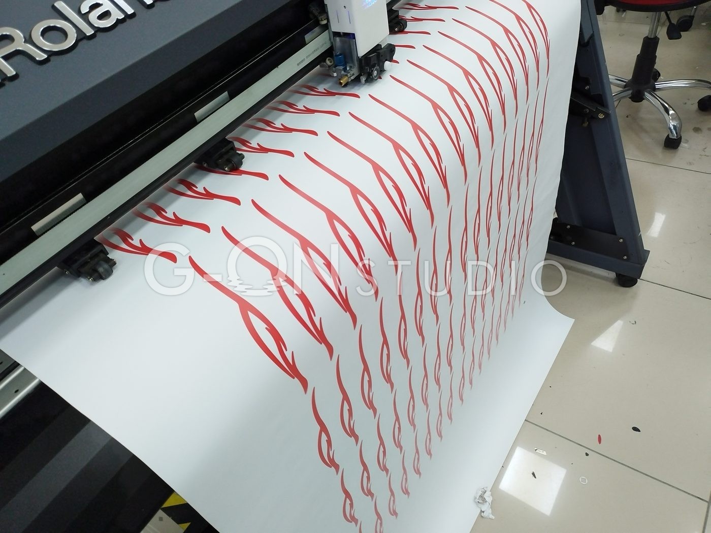 Folyo kesim öncesi: plotterda kesilen kırmızı folyo logolar