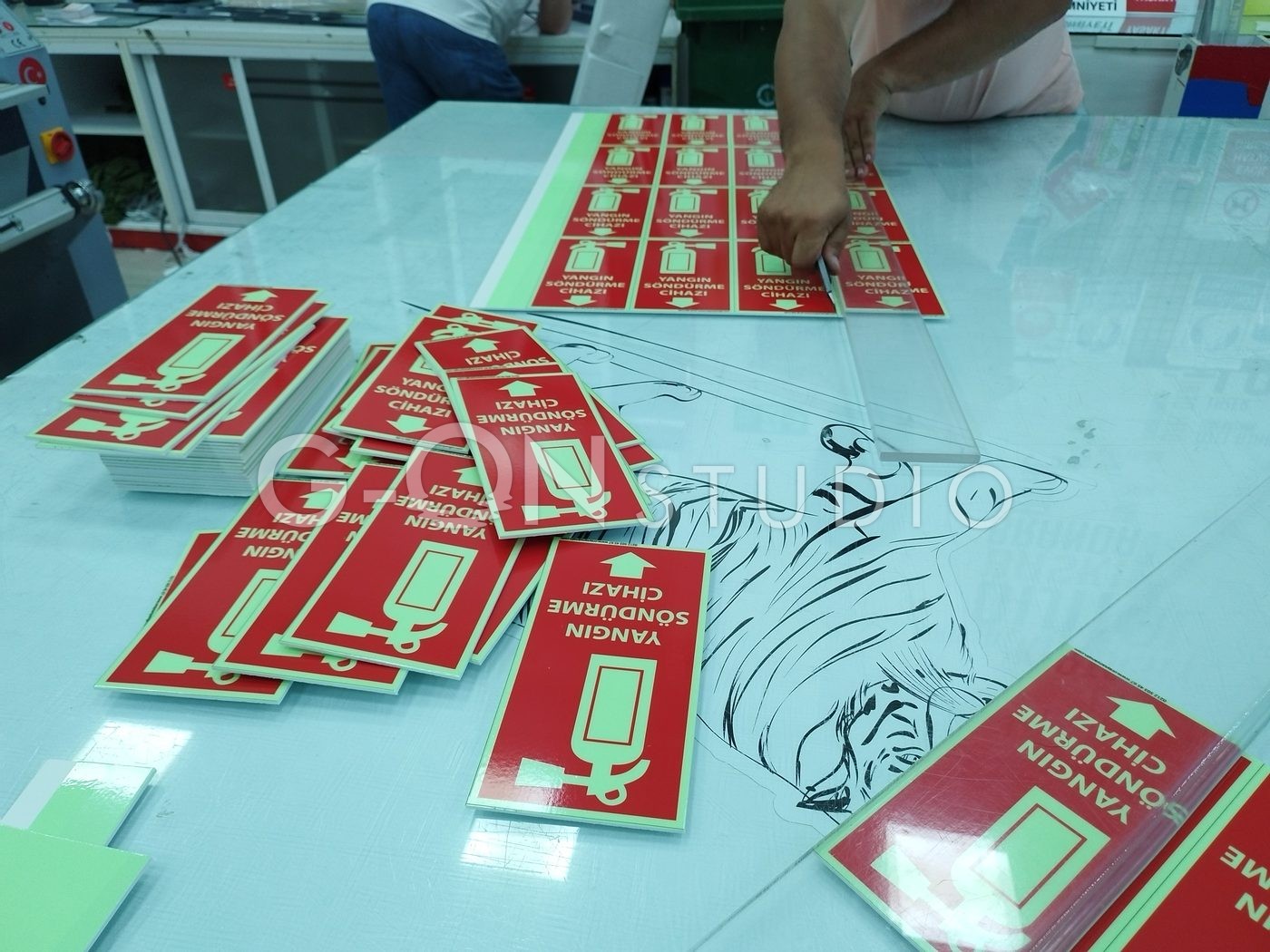 Fosforlu uyarı levhası öncesi: kesim masasında basılmış levhalar