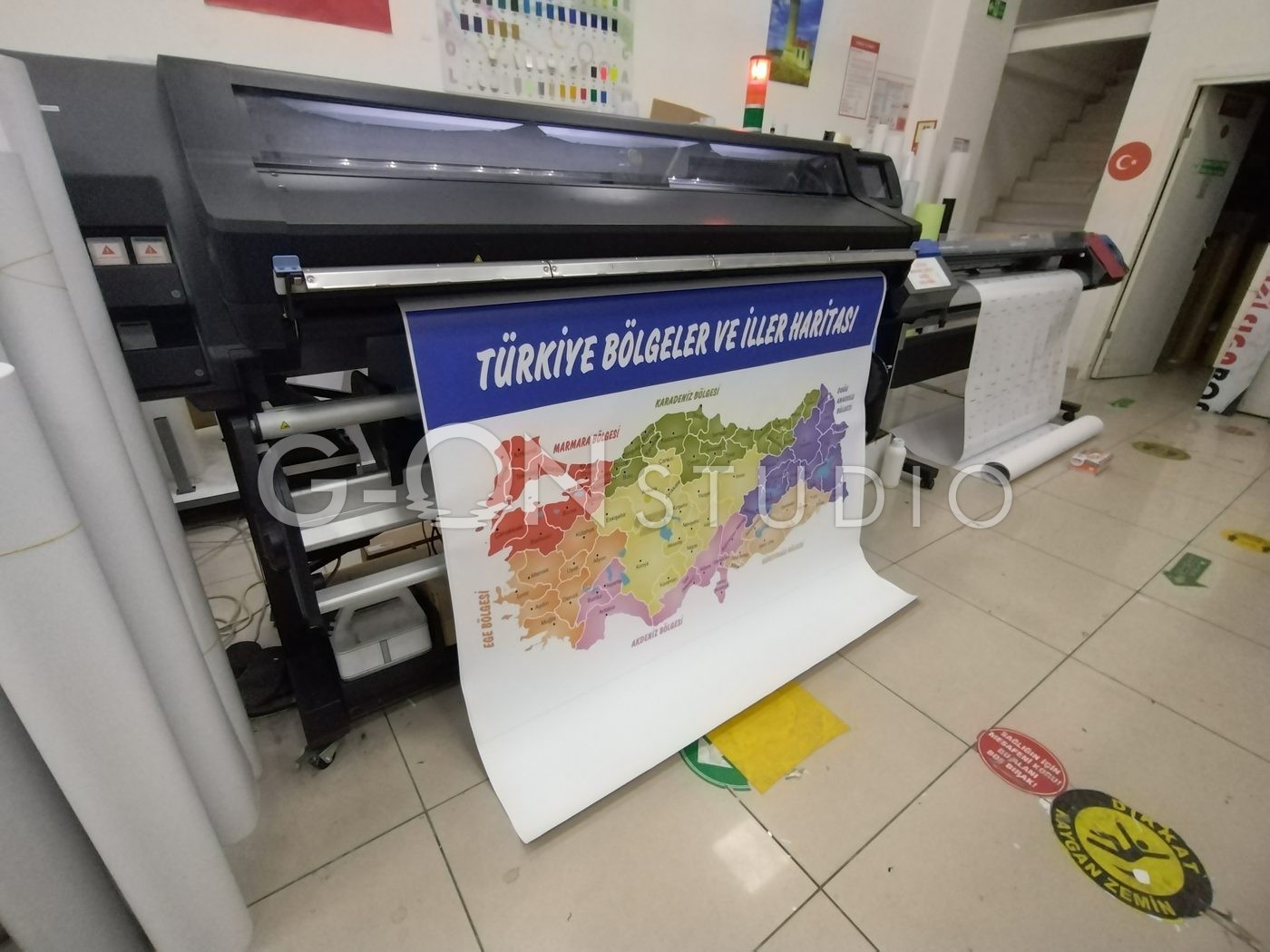 Harita baskı öncesi: haritanın baskı makinesinden çıkışı