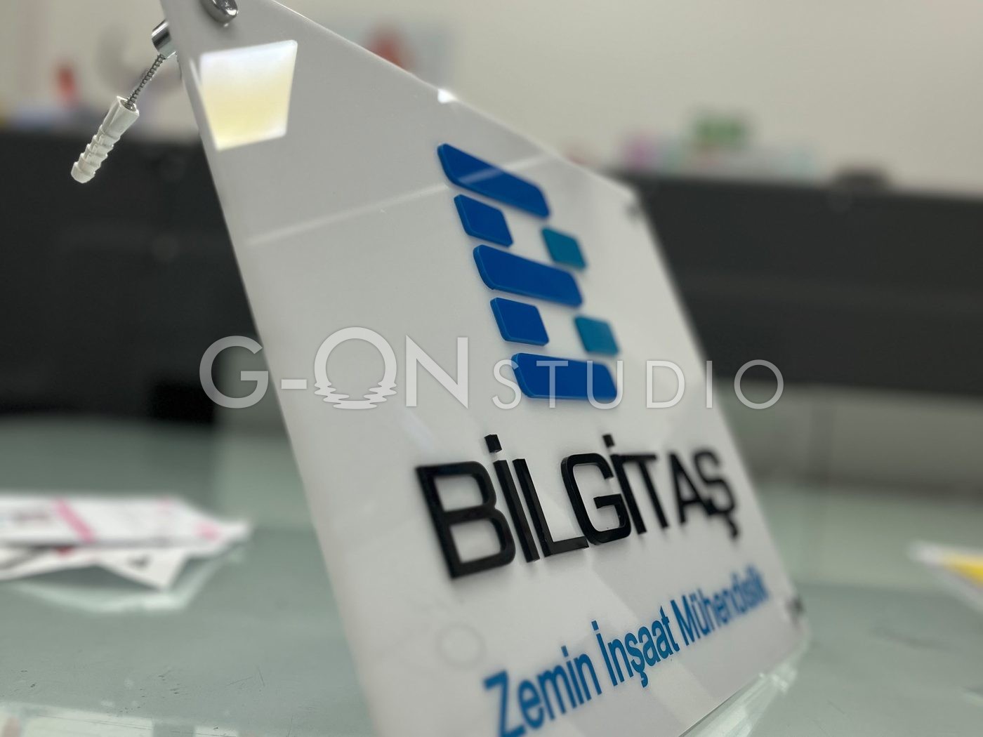 Kapı isimliği sonrası: monte edilmiş pleksi kapı isimliği