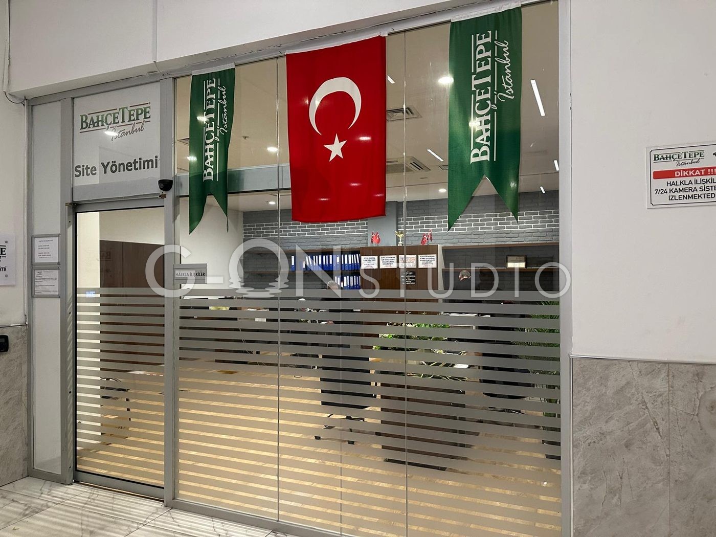 Kumlama cam filmi sonrası: şeritli buzlu film uygulanmış ofis cam cephesi