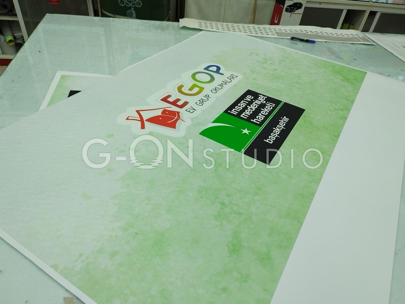 Promosyon standı öncesi: kesim masasında baskılı folyo