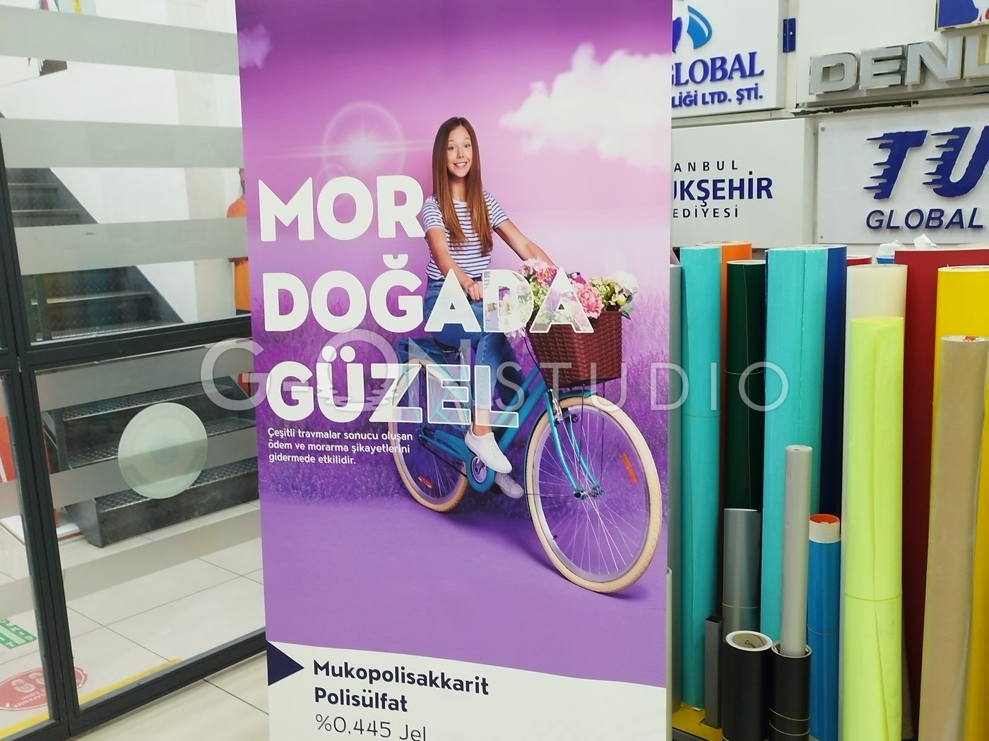 Roll-up sonrası: kurulmuş Kurtsan İlaçları roll-up bannerı