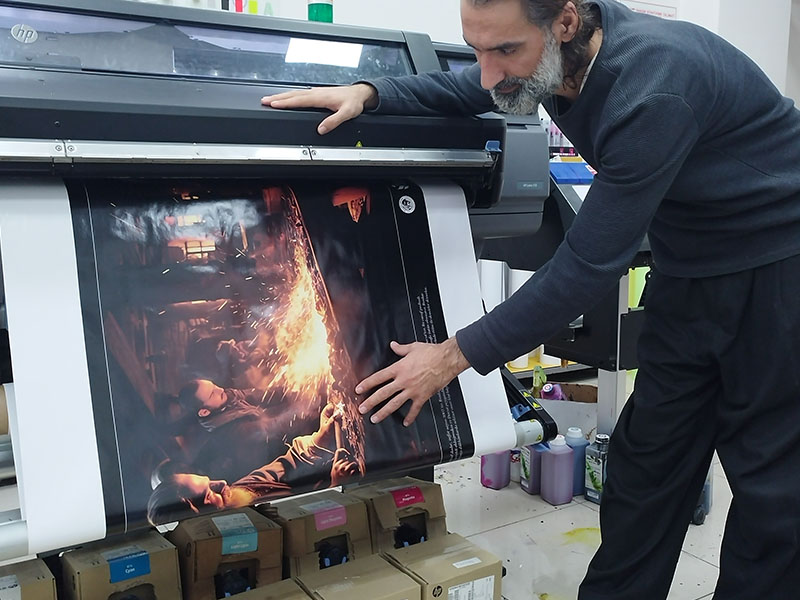 Geniş format baskı makinesi başında