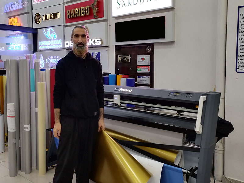 Folyo ve kesim plotterı başında