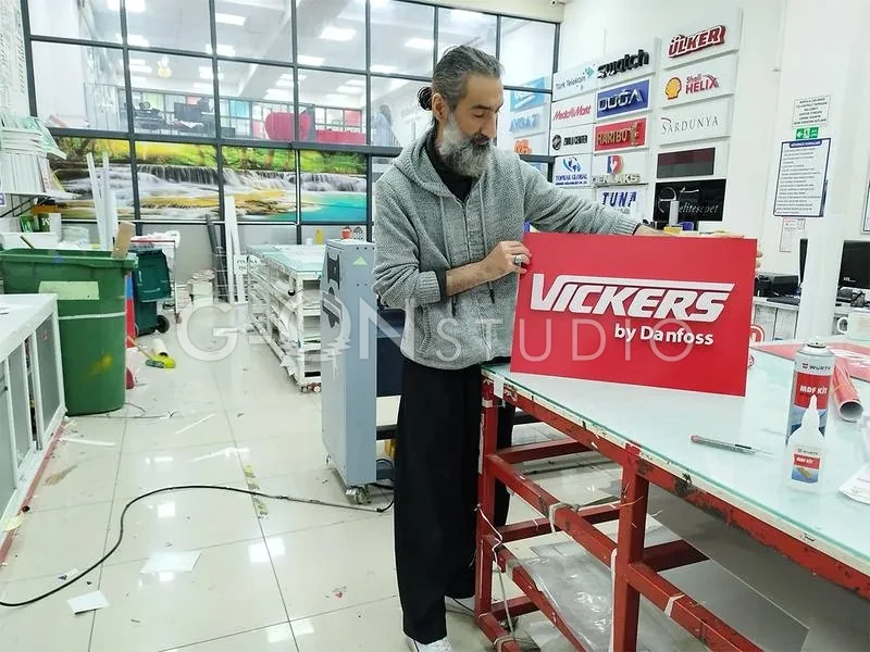 Vickers Kompozit Üzerine CNC kesim Logo